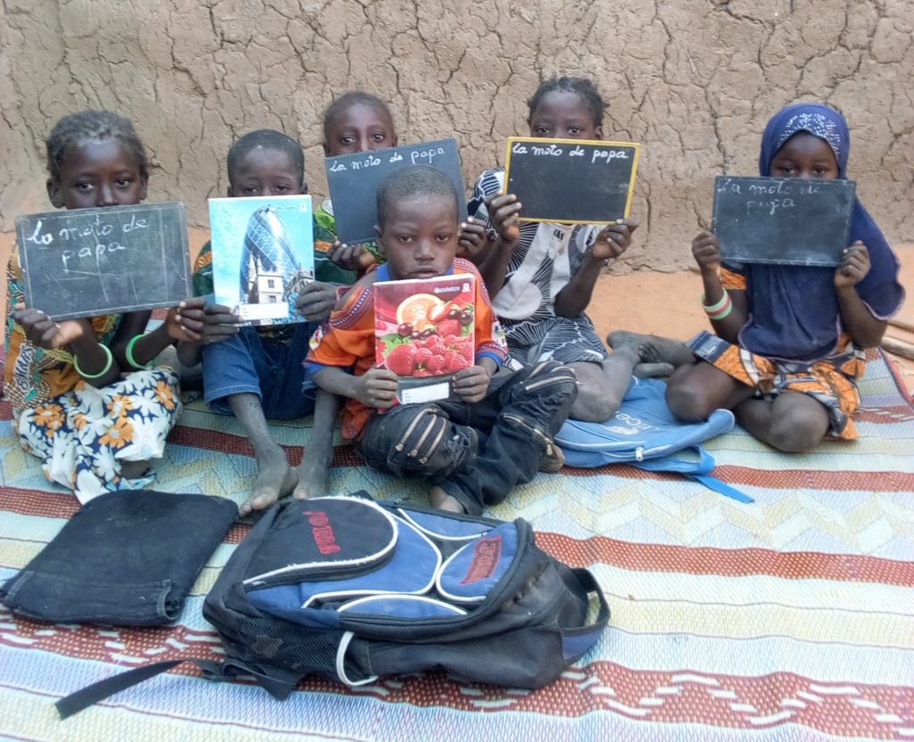 bambini di Oursi a scuola grazie ad APLA