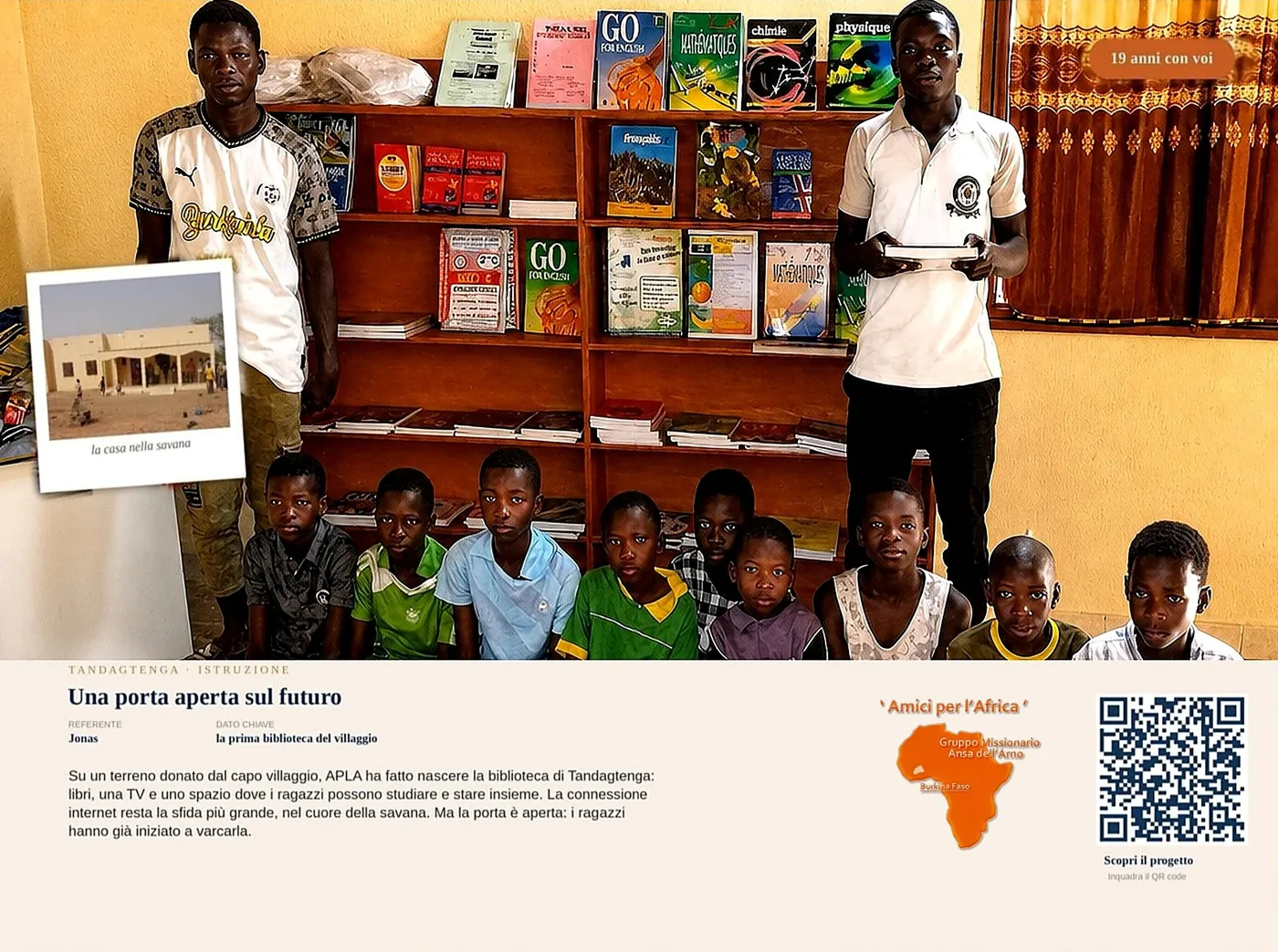 Ragazzi davanti agli scaffali di libri nella biblioteca di TandagTenga